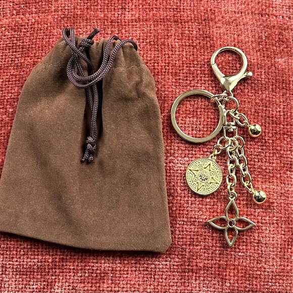 New STAR AND CLOVER Bag Charm Gold Tone⭐ - Picture 3 of 7